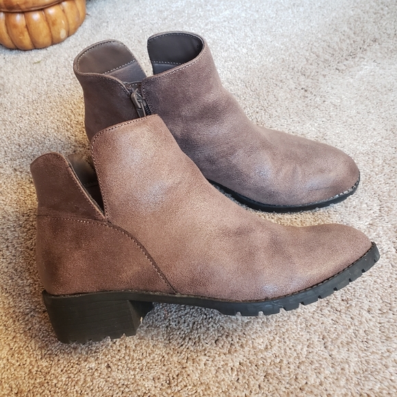 Me too Brown Ankle Booties Size 7.5 - Picture 1 of 7